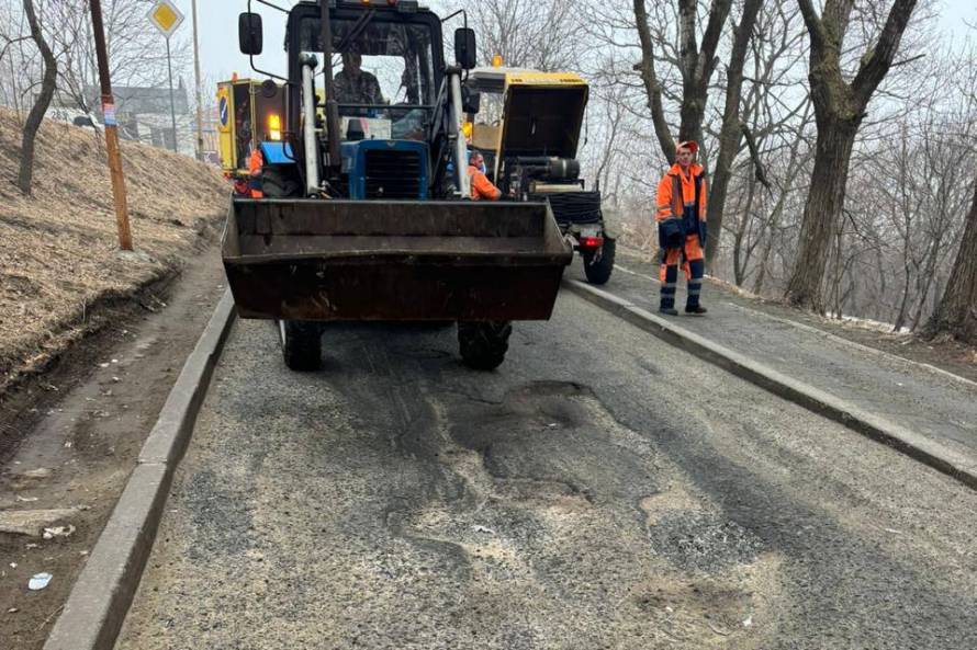 Дорожники приступили к ремонту дороги во Владивостоке