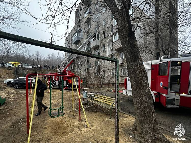 Женщину с годовалым ребенком спасли на пожаре во Владивостоке
