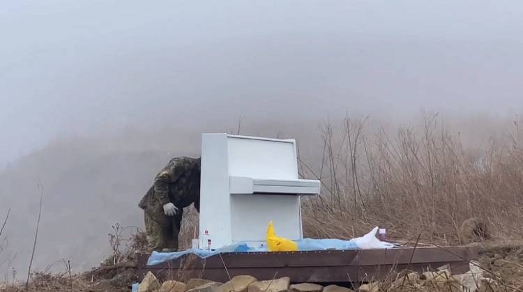 «Какой балдеж»: белое пианино украшает мыс Вятлина на острове Русский