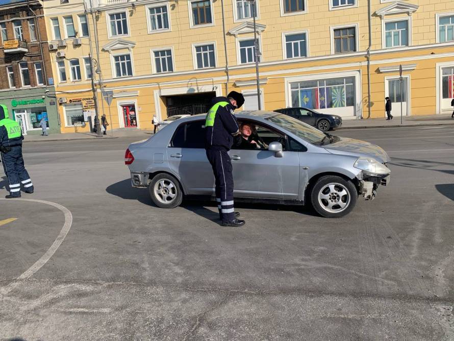 Во Владивостоке сотрудники ДПС нашли наркотики у пассажира Toyota Prius