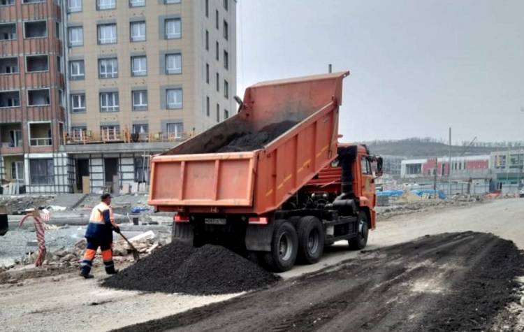 Дорогу на улице Сочинской во Владивостоке отсыпали асфальтовой крошкой
