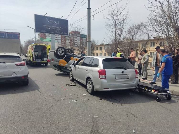В аварии с перевернувшимся такси во Владивостоке пострадала девушка