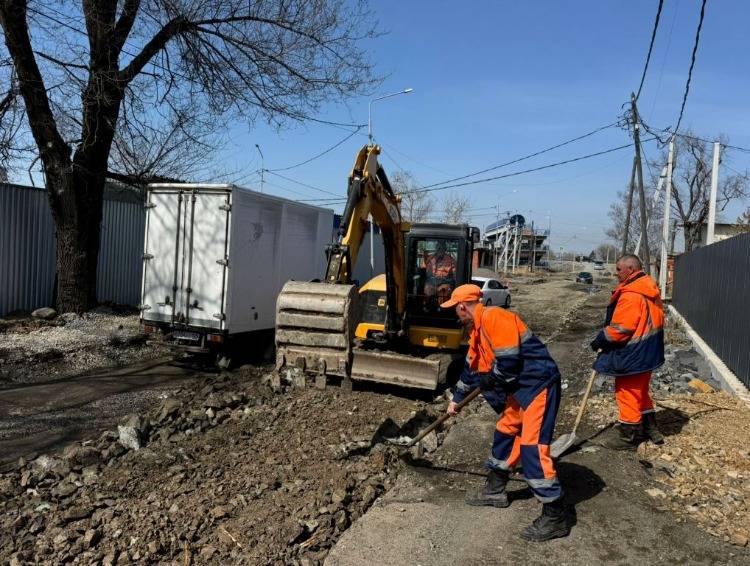 Дорожники ремонтируют улицу Пшеницына во Владивостоке