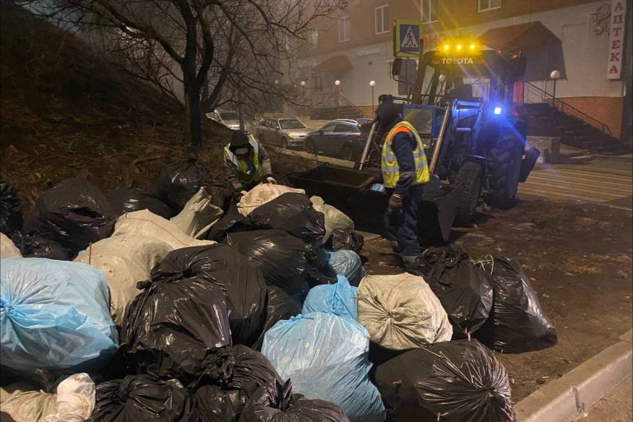 Более 1200 мешков мусора вывезли за ночь с улиц Владивостока