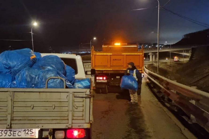 Более 150 мешков мусора вывезли за ночь с улиц Владивостока