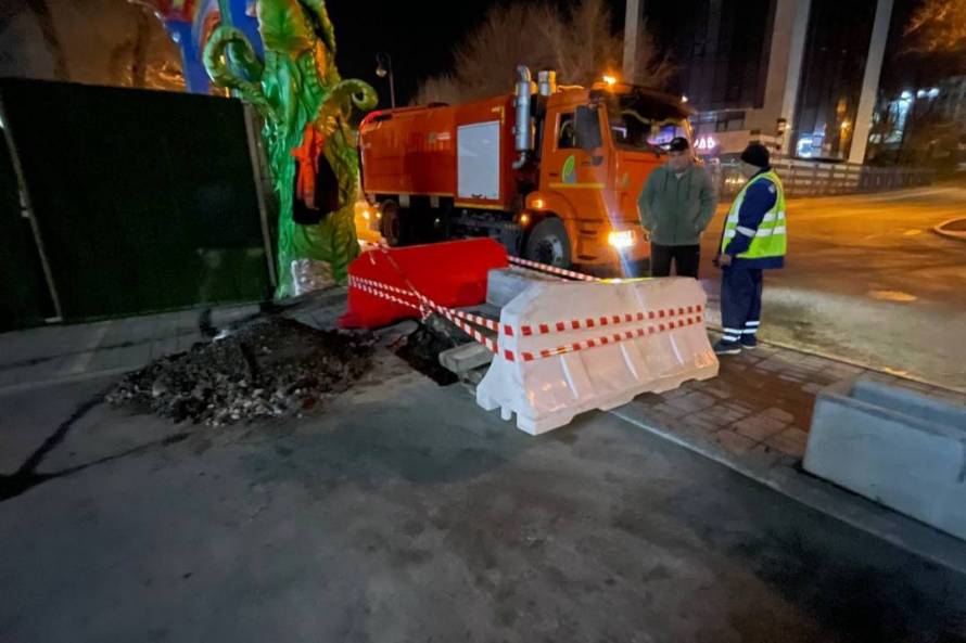 Ливневые канализации промыли на улице Батарейной во Владивостоке