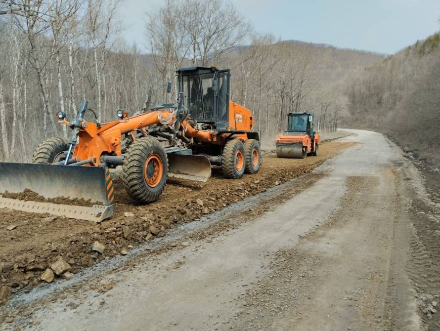 Почти 10 тысяч кубометров грунта отсыпят для ремонта дорог в Приморье