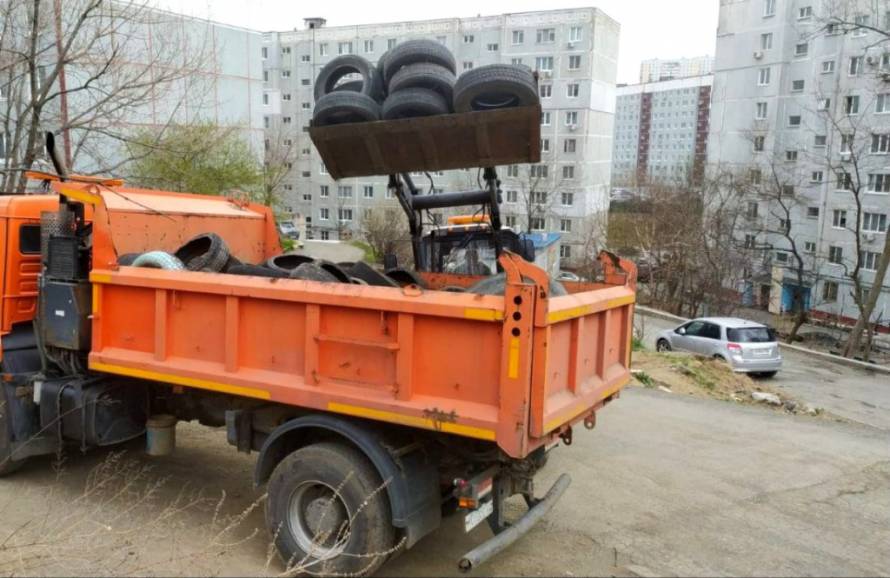 Старые автопокрышки вывозят с улиц Владивостока
