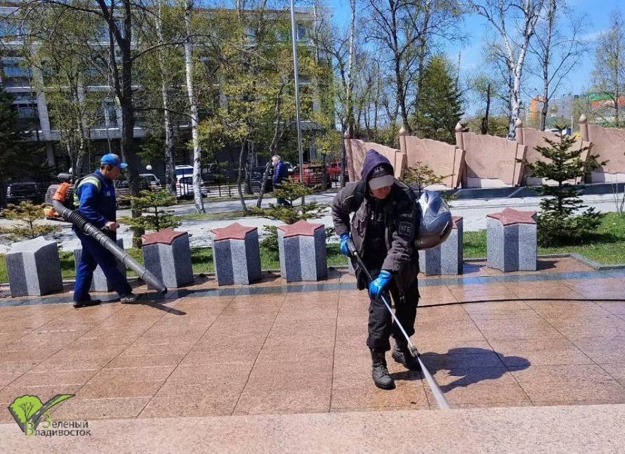 Во Владивостоке моют скверы и парки