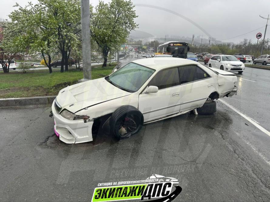 Toyota Mark II врезался в бордюр во Владивостоке