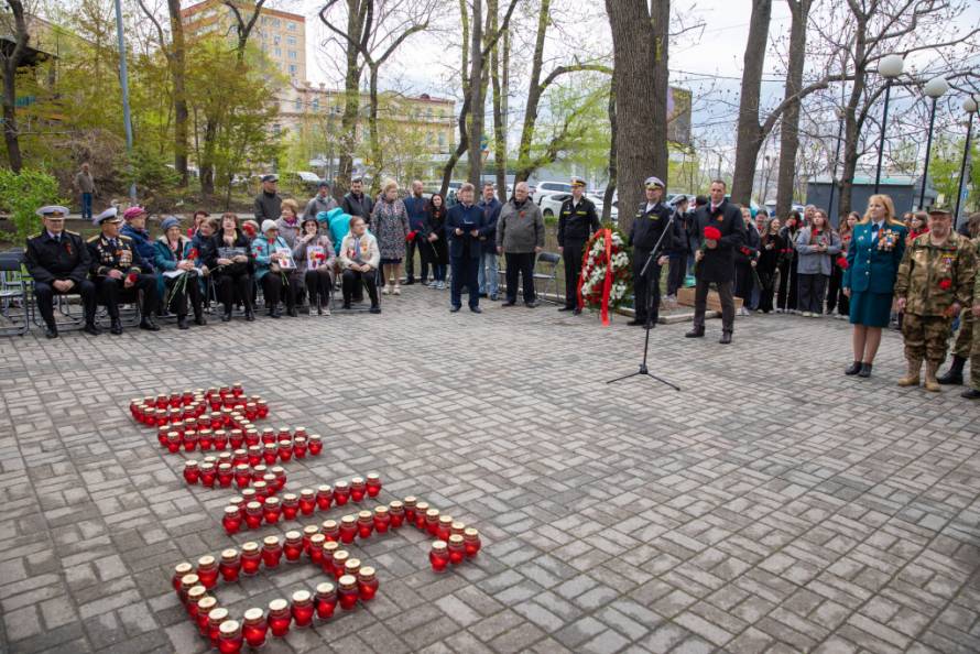 Во Владивостоке состоялись церемонии возложения в преддверии Дня Победы