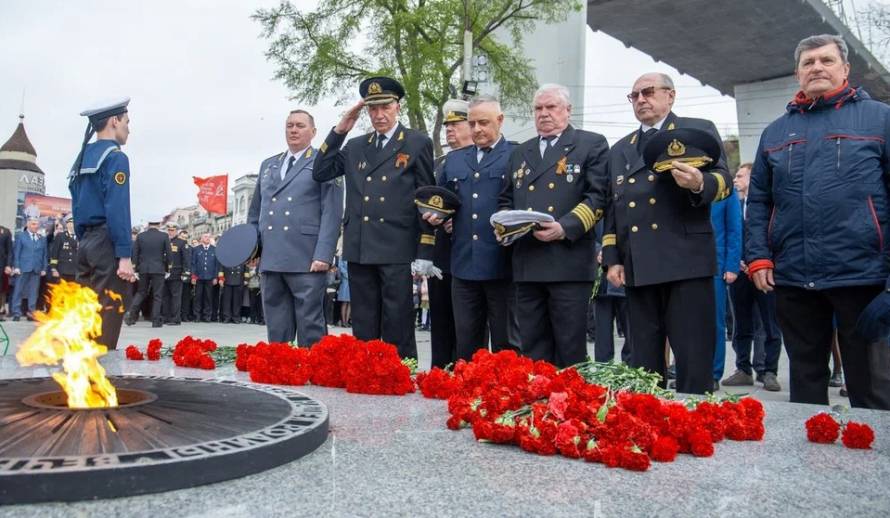 День Победы во Владивостоке открыли возложением цветов к Памятнику морякам