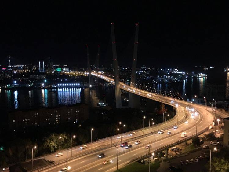 Водители Владивостока устроили настоящий коллапс на Золотом мосту