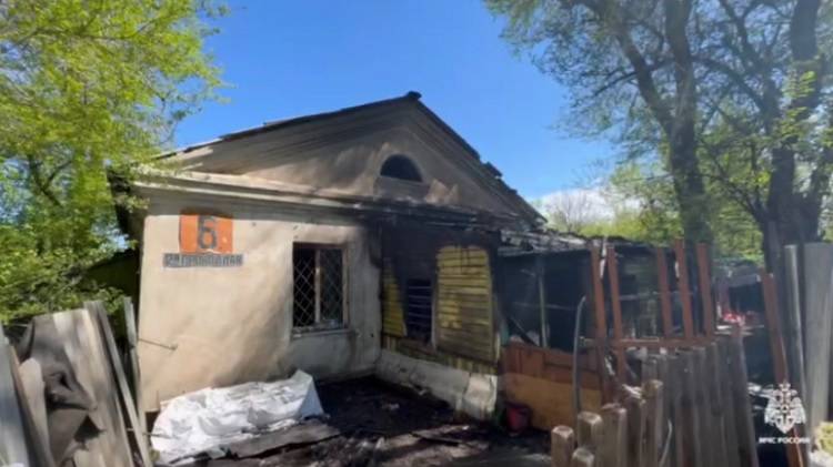 Частный дом загорелся во Владивостоке