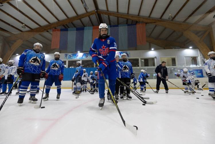 Именитый хоккеист из Владивостока провёл тренировку для юных спортсменов