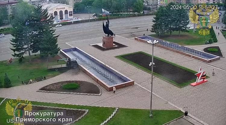 Грузовой эвакуатор въехал в фонтан на центральной площади Уссурийска