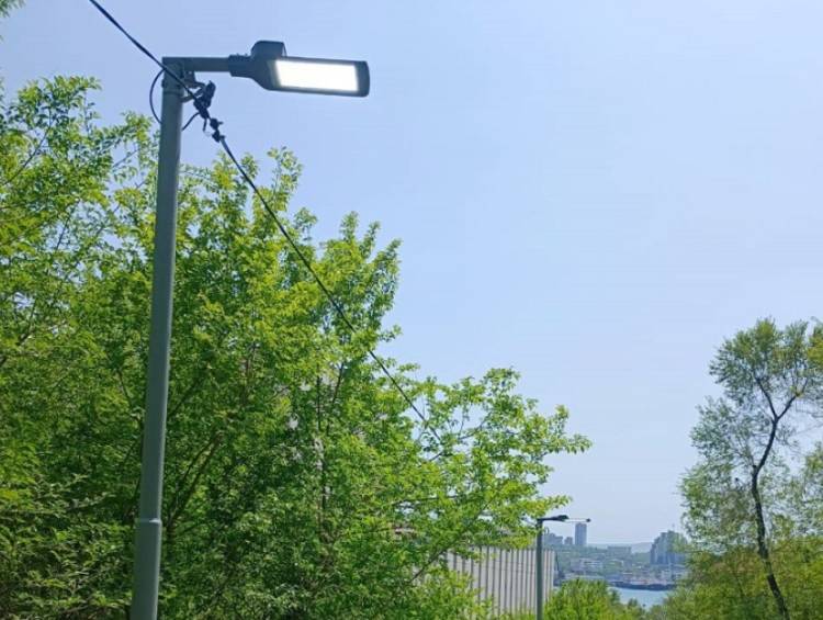 Во Владивостоке установили светильники на пешеходных дорожках