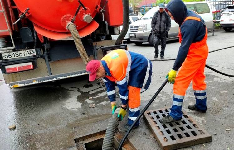 На улицах Владивостока прочищают ливневки