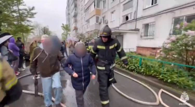 20 человек спали на пожаре в девятиэтажке во Владивостоке