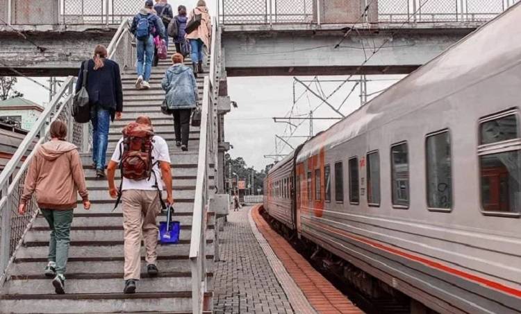 В Приморье школьники добираются до летних лагерей на спецэлектричках