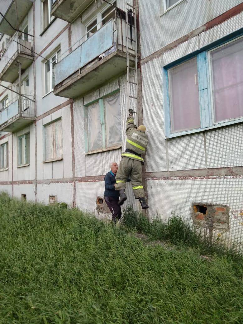 Пожарные спасли 90-летнюю женщину со сломанной ногой в селе Кремово