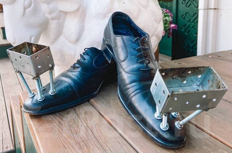 Разновидность обуви или арт-объект: туфли-мангалы продают во Владивостоке