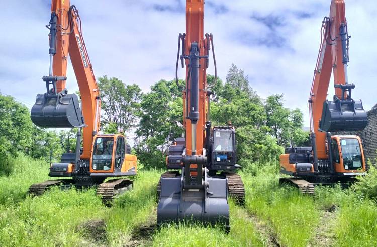 25 единиц спецтехники для расчистки рек прибыли в Приморье