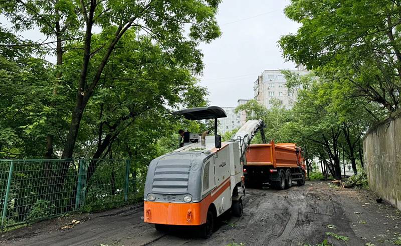 Ремонт дороги начался на улице Котельникова во Владивостоке