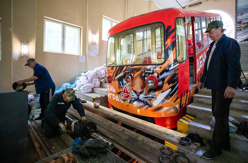 Косметический ремонт сделали в вагонах фуникулера во Владивостоке