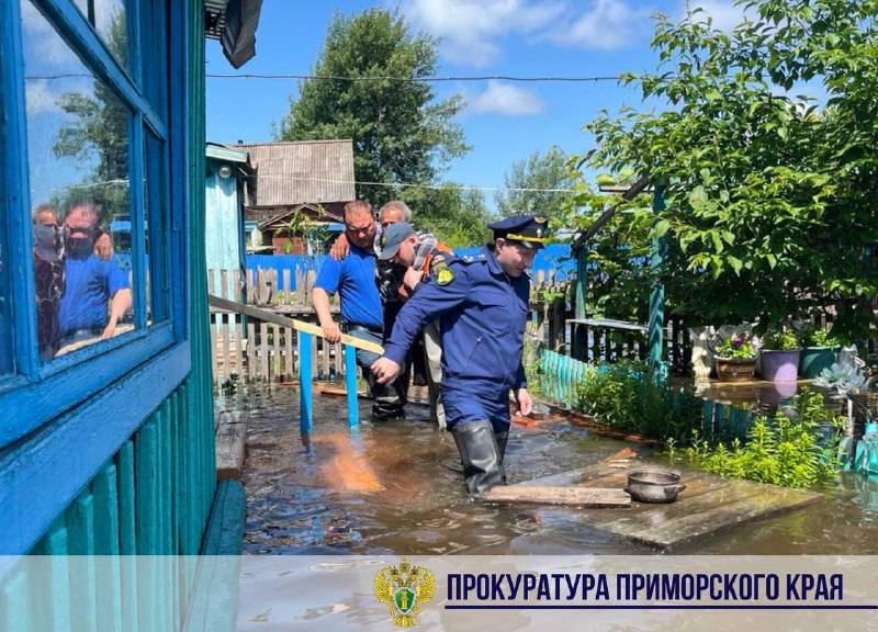 Прокуратура помогает жителям Приморья справиться с последствиями наводнения