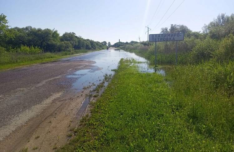 Более 60 дорог затоплены в Приморье