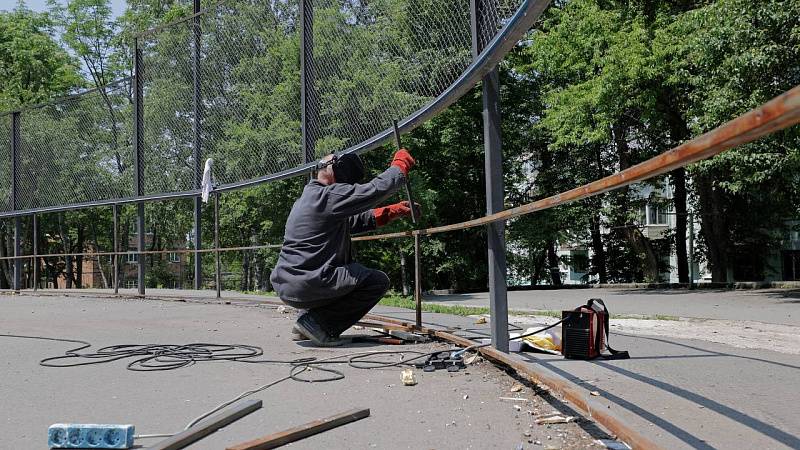 Спортивную площадку ремонтируют на улице Гамарника во Владивостоке