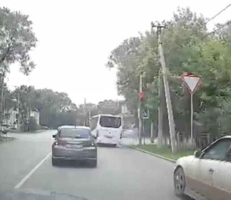 Водитель автобуса проехал на красный свет в Уссурийске