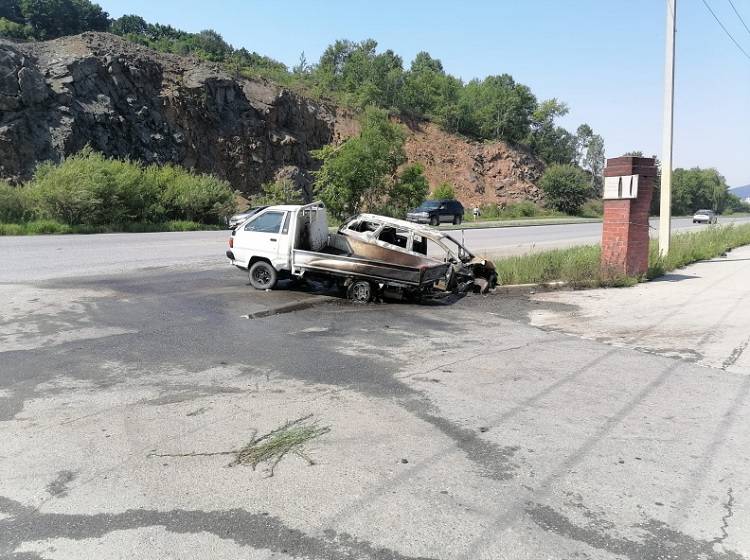 Грузовик столкнулся с двумя автомобилями на трассе в Приморье