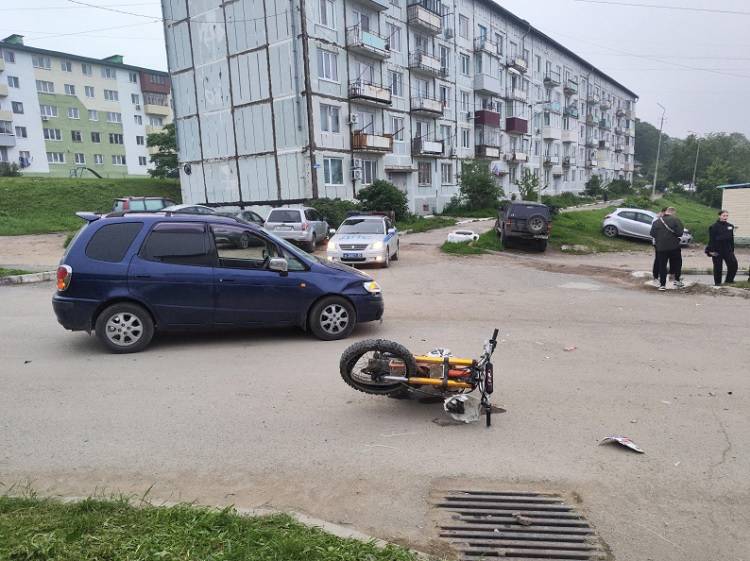 Школьник упал с родительского мотоцикла в Приморье