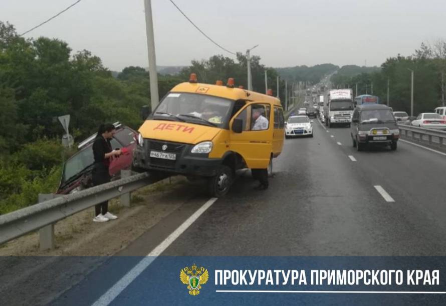 ДТП с участием школьного автобуса произошло на трассе Хабаровск-Владивосток