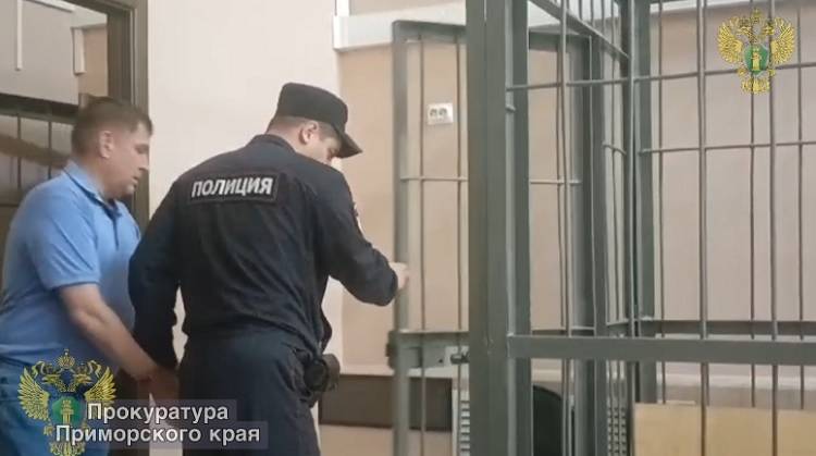 В Приморье экс-полицейский обвиняется в получении взятки