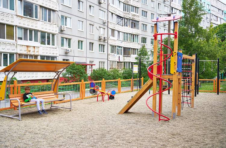 Почти 50 дворов и парков благоустроили в Приморье