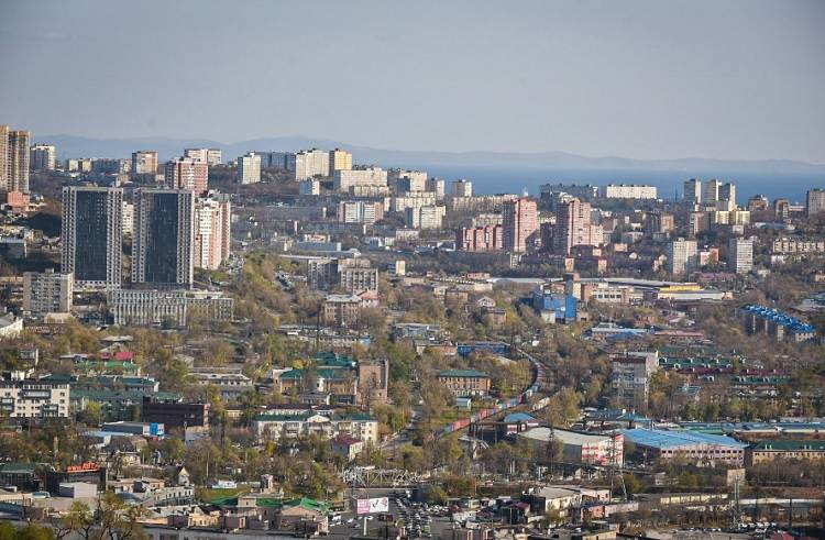 Остановки покрасили на Народном проспекте во Владивостоке