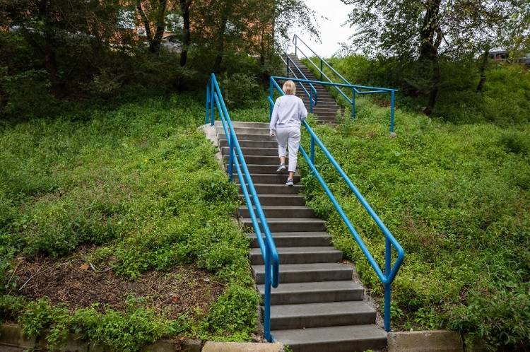 Лестницы с интенсивным движением ремонтируют во Владивостоке