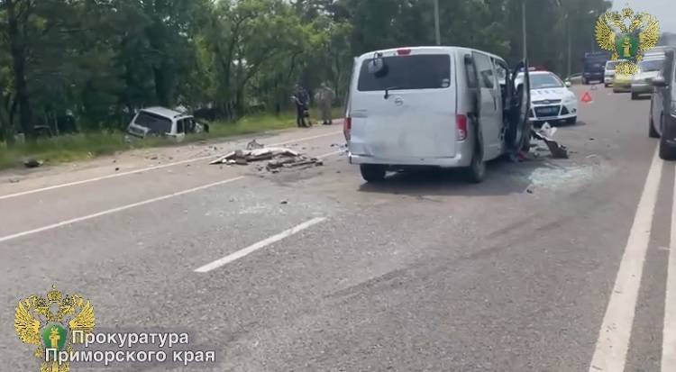 Водитель Toyota Land Cruiser 100 столкнулся с микроавтобусом в Приморье