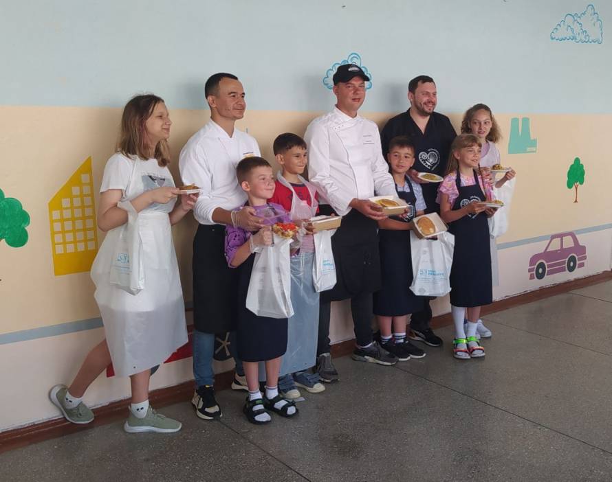 Школьники Владивостока вместе с шеф-поварами приготовили завтрак