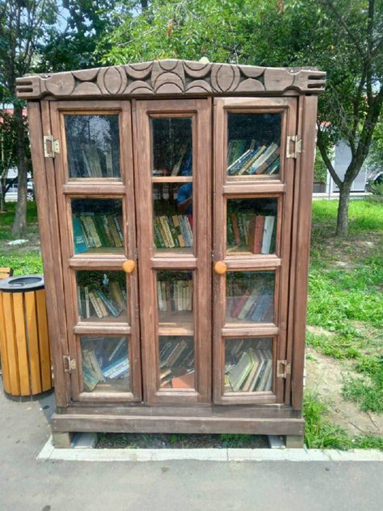 Книжный шкаф отремонтировали в поселке Трудовое