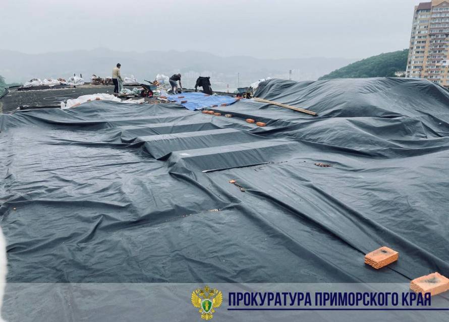 Из-за ремонта крыши дома дождевая вода подтопила квартиры в Находке
