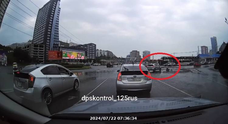 Водитель электросамоката въехал в автомобиль во Владивостоке