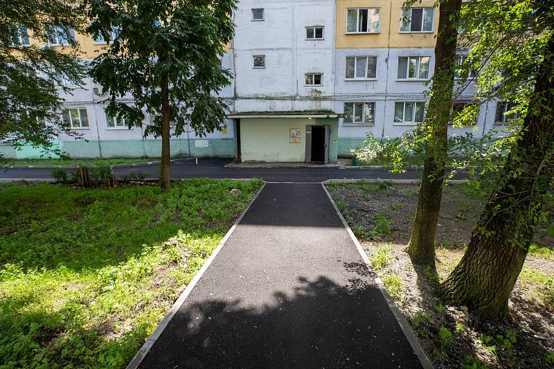 Более чем по 50 адресам ремонтируют дворы во Владивостоке