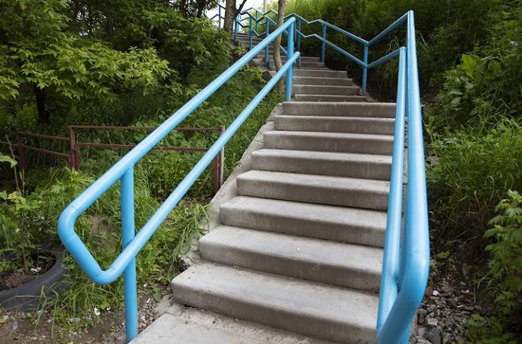 Почти 50 лестниц и пешеходных дорожек отремонтировано во Владивостоке