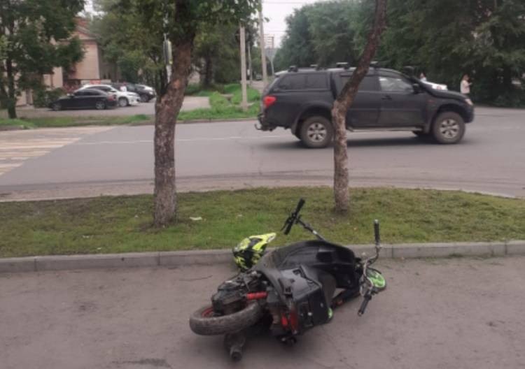 Подросток на мотоцикле сбил несовершеннолетнего самокатчика в Уссурийске