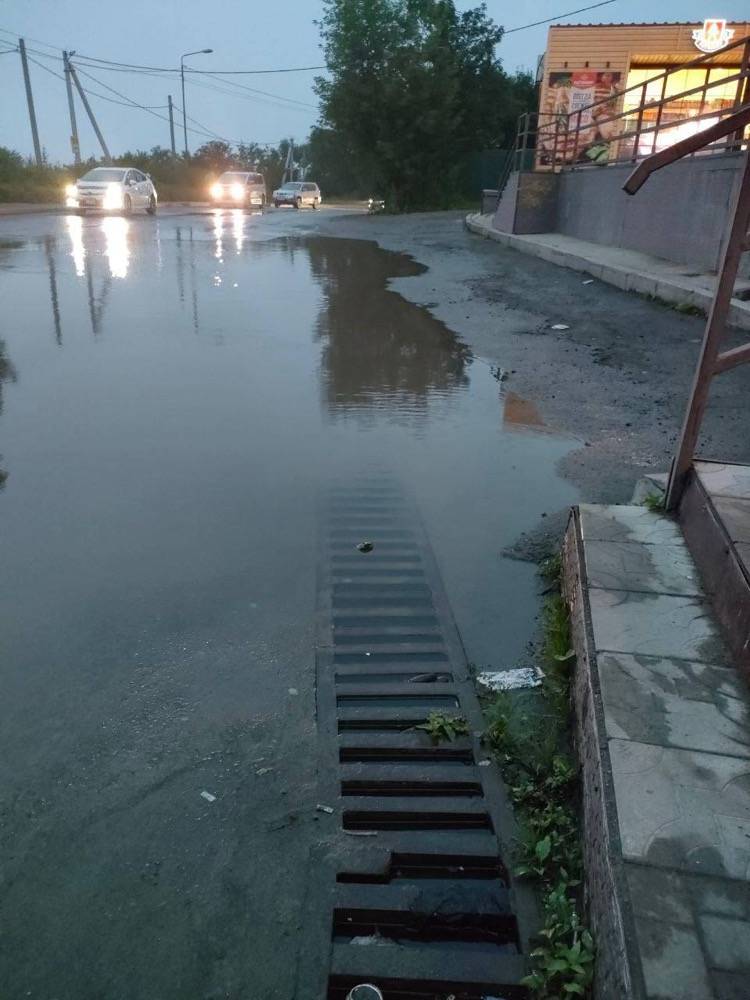 Дорожники убрали воду в районе остановки «Воронежская» во Владивостоке