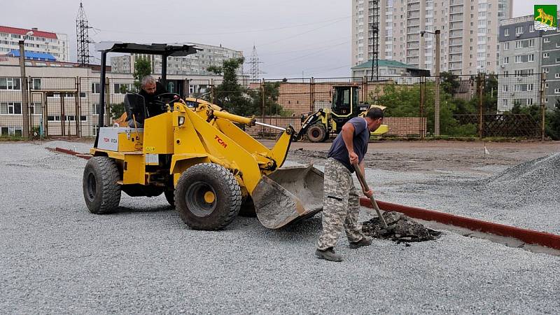 Спортивную площадку школы № 2 ремонтируют во Владивостоке